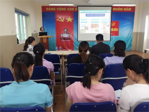 Trường mầm non Long Biên A phối hợp với Phòng y tế quận Long Biên tổ chức cho cán bộ giáo viên nhân viên nhà trường tập huấn về công tác An toàn thực phẩm.
